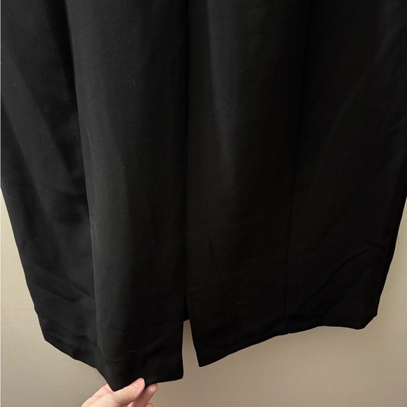 Elegant Black Sleeveless Dress - Picture 4 of 5